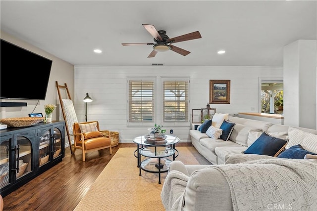 living area with baseboards, visible vents, ceiling fan, wood finished floors, and recessed lighting