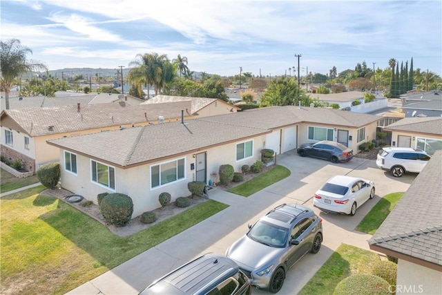 view of front of property featuring a front lawn