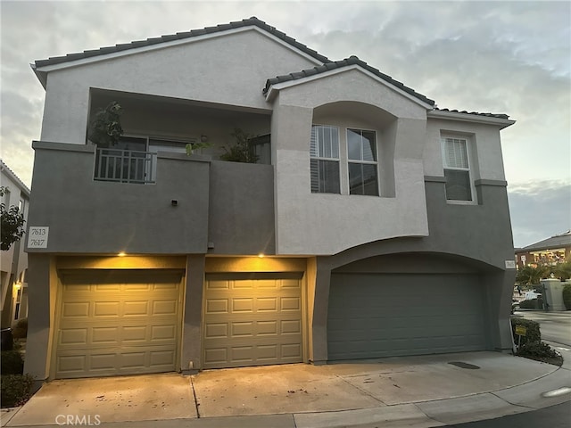 view of front facade with a garage