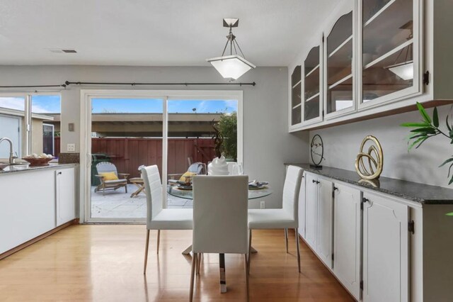 dining space featuring sink, a wealth of natural light, and light wood-type flooring