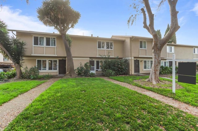 view of front facade with a front yard