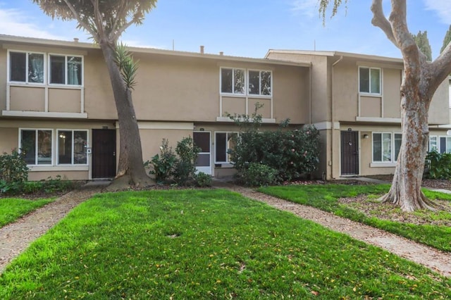 view of front facade featuring a front yard