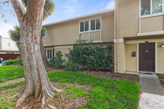 view of front of home with a front lawn