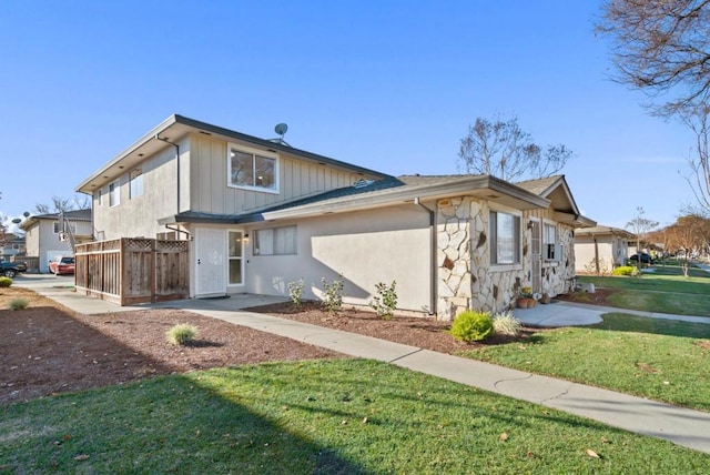 view of side of property featuring a lawn