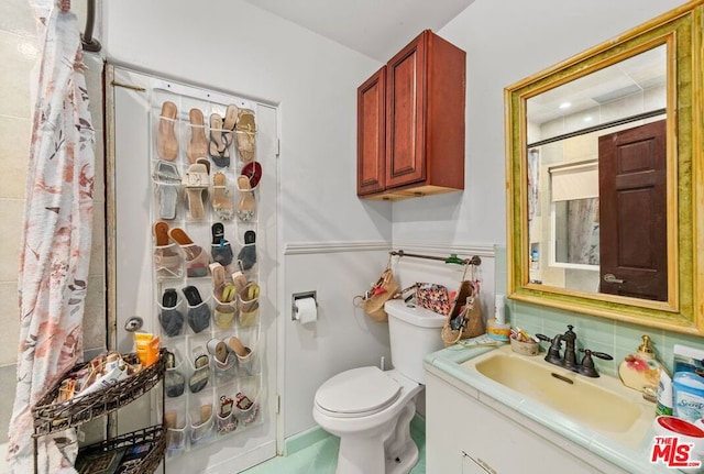 bathroom featuring vanity, toilet, curtained shower, and decorative backsplash