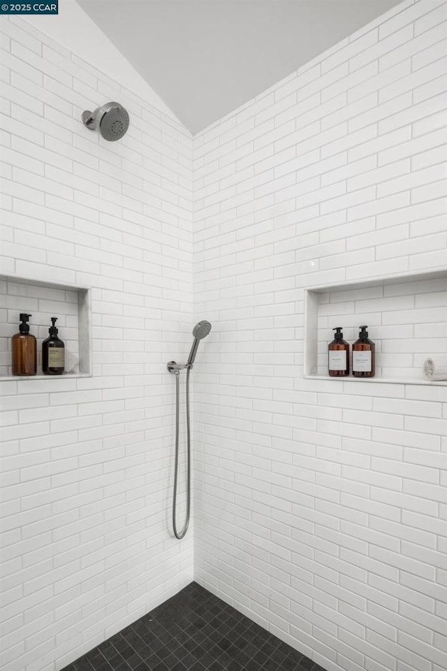 bathroom featuring tiled shower