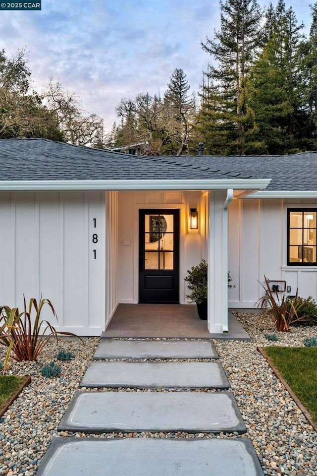 entrance to property featuring a porch