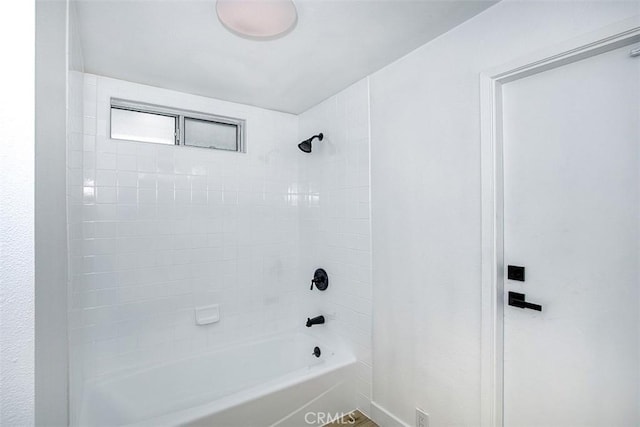 bathroom with tiled shower / bath