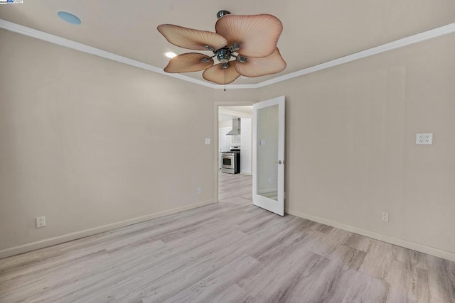 spare room featuring crown molding, light hardwood / wood-style flooring, and ceiling fan