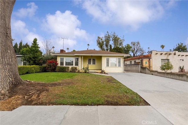 view of front of house featuring a front lawn