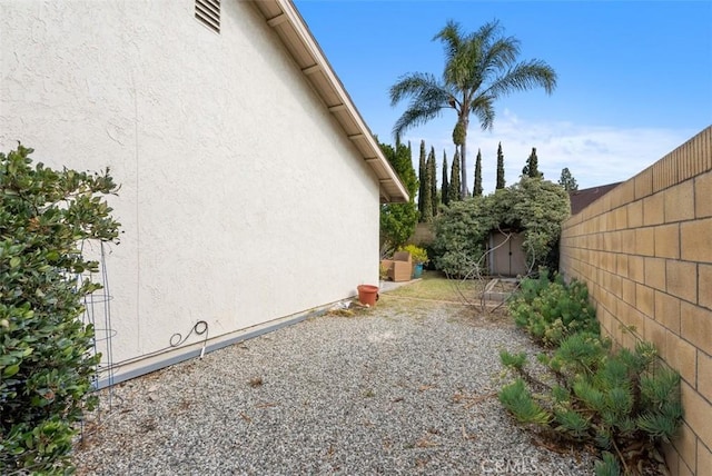 view of yard featuring a shed