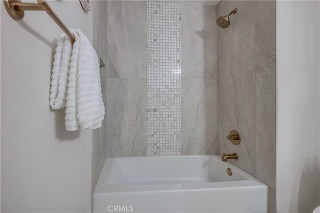 bathroom featuring tiled shower / bath combo