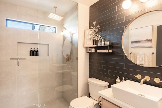 bathroom featuring tiled shower, toilet, tile walls, and backsplash