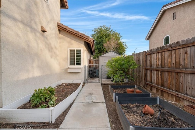 view of yard featuring a storage shed