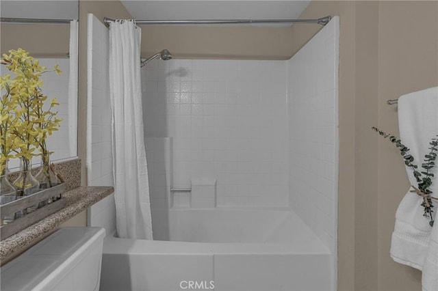 bathroom featuring shower / tub combo