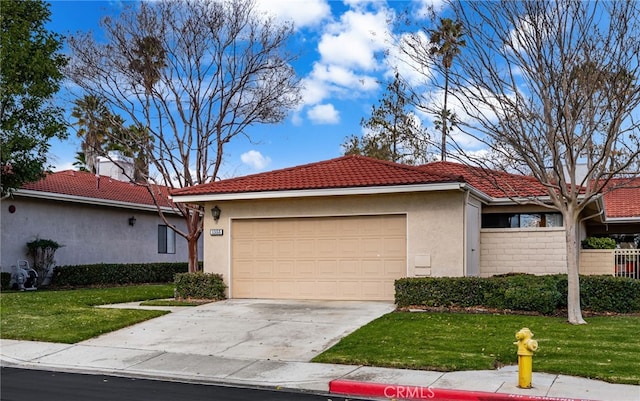 view of front facade featuring a garage and a front yard