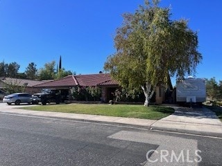 view of front of home featuring a front yard