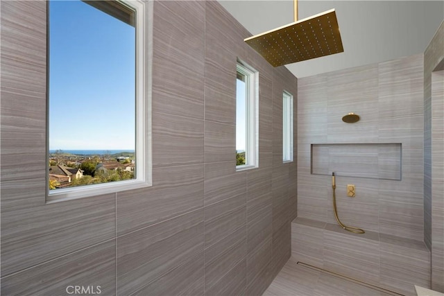 bathroom featuring a tile shower