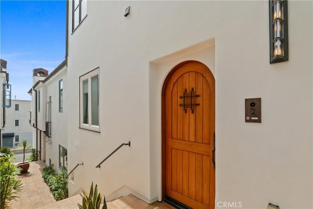 view of exterior entry with stucco siding