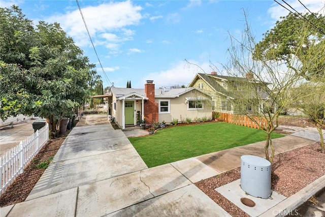 view of front of property featuring a front lawn