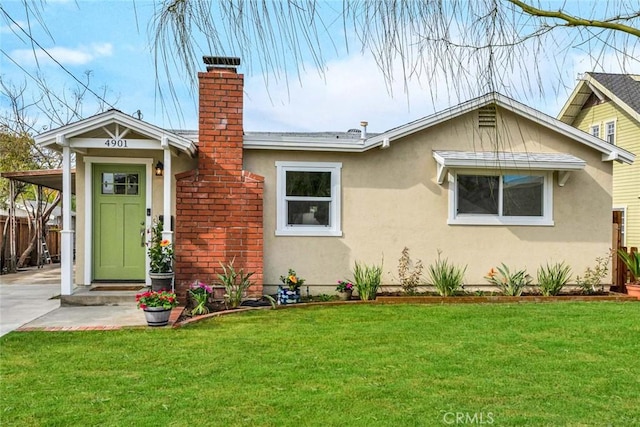 view of front of property featuring a front yard