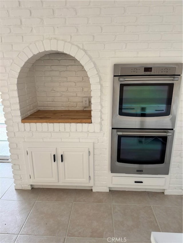 interior details with double oven