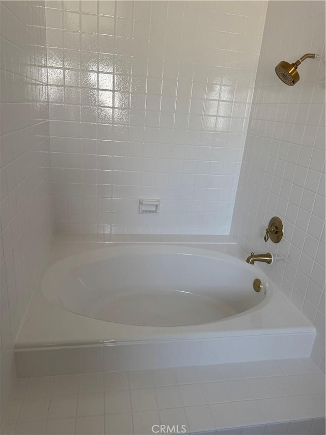 bathroom with tub / shower combination