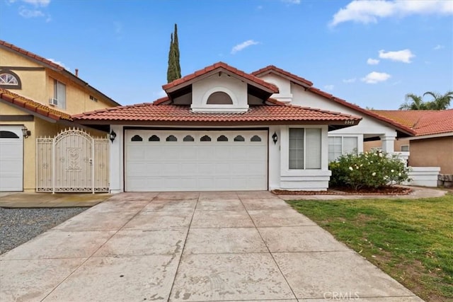 view of front of property featuring a garage and a front yard