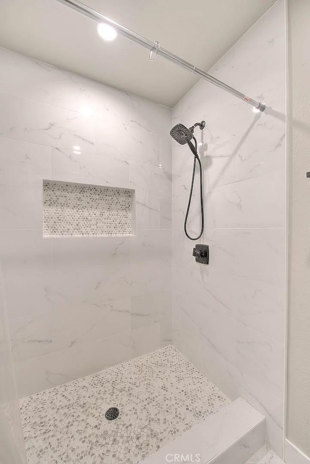 bathroom featuring a tile shower