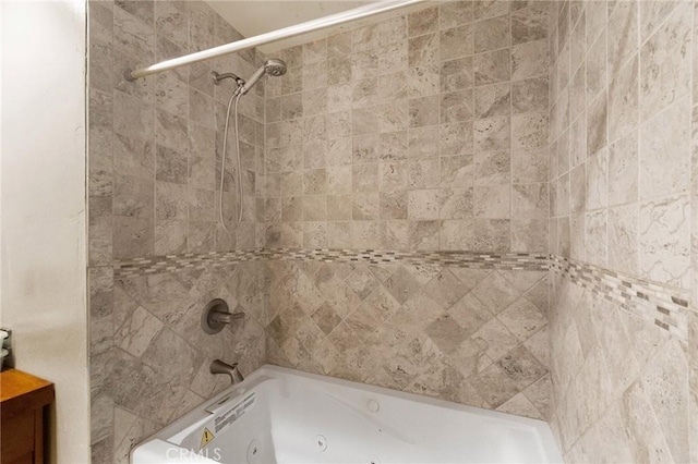 bathroom with tiled shower / bath