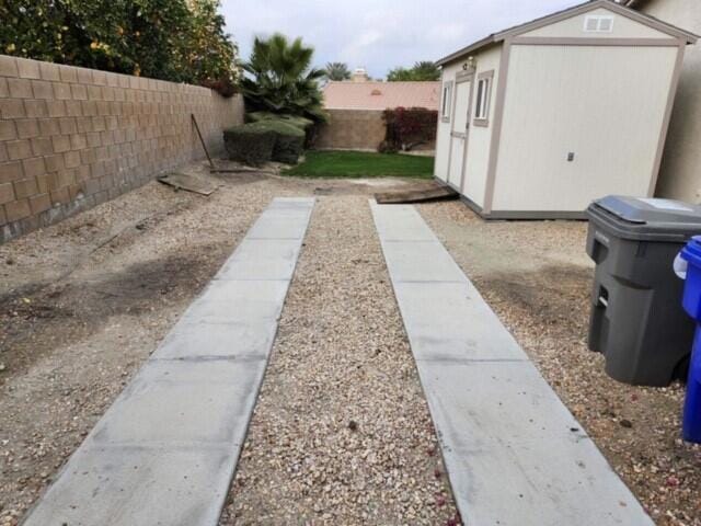 view of yard with a storage shed