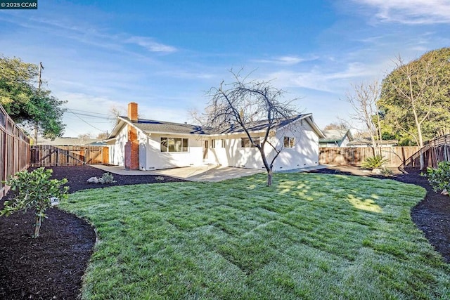 view of yard featuring a patio area