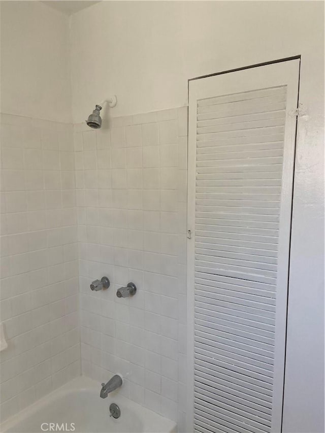 bathroom with tiled shower / bath combo