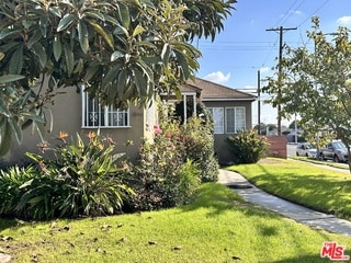 bungalow-style house featuring a front lawn