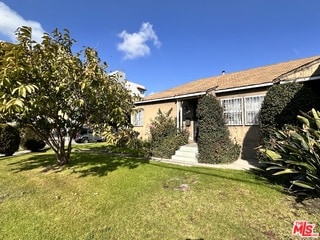 view of front of property featuring a front lawn