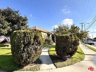 view of front of house featuring a front yard