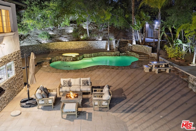 view of swimming pool featuring an in ground hot tub, a patio area, and an outdoor living space with a fire pit