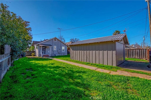 view of yard featuring a storage unit