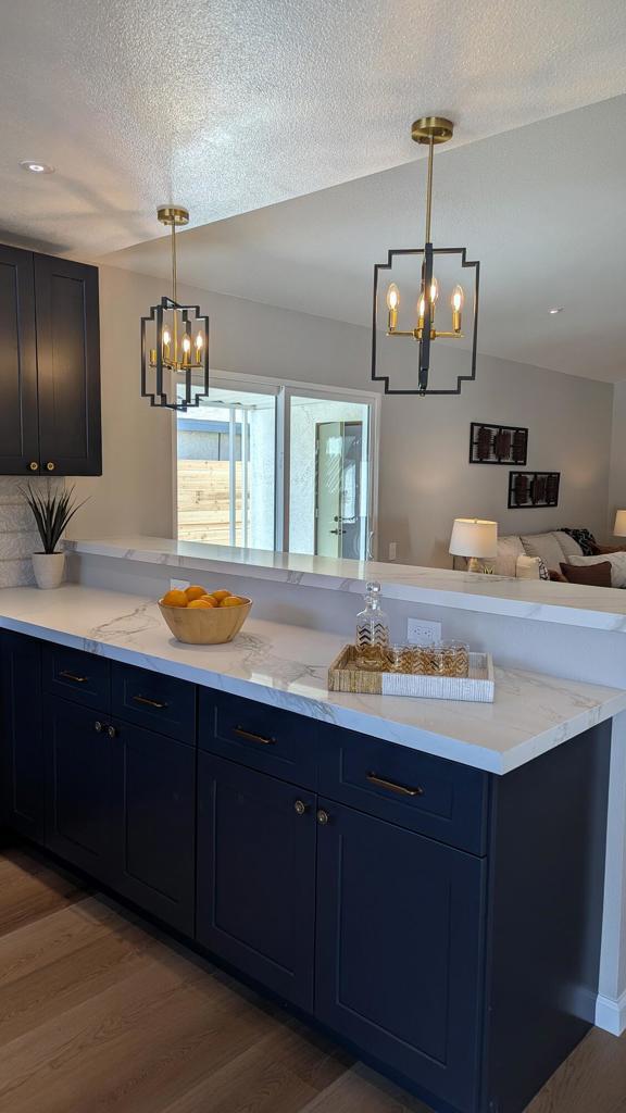 kitchen featuring an inviting chandelier, hanging light fixtures, hardwood / wood-style flooring, and a textured ceiling