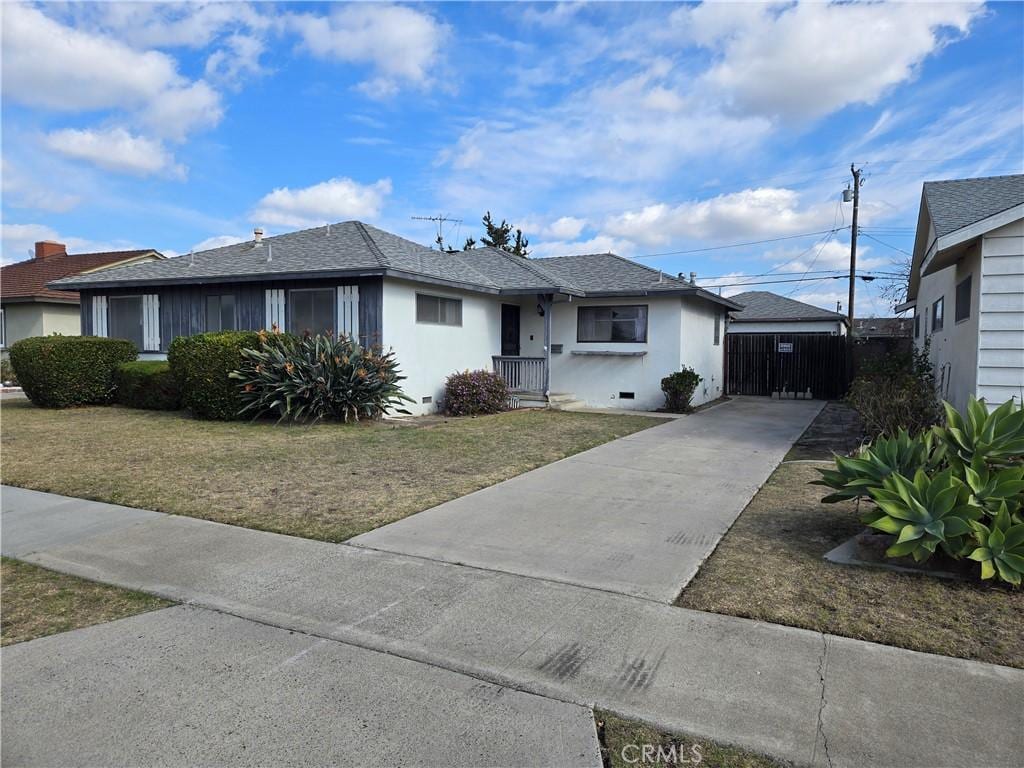 single story home featuring a front lawn