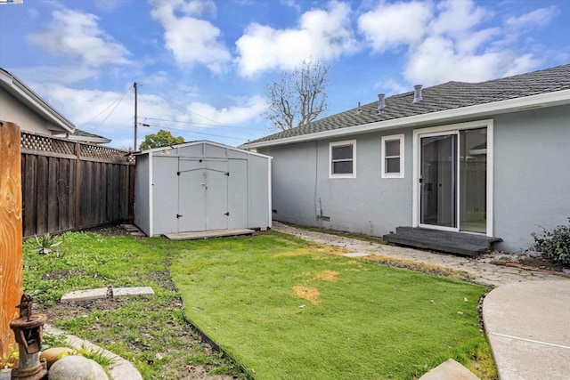 view of yard with a shed