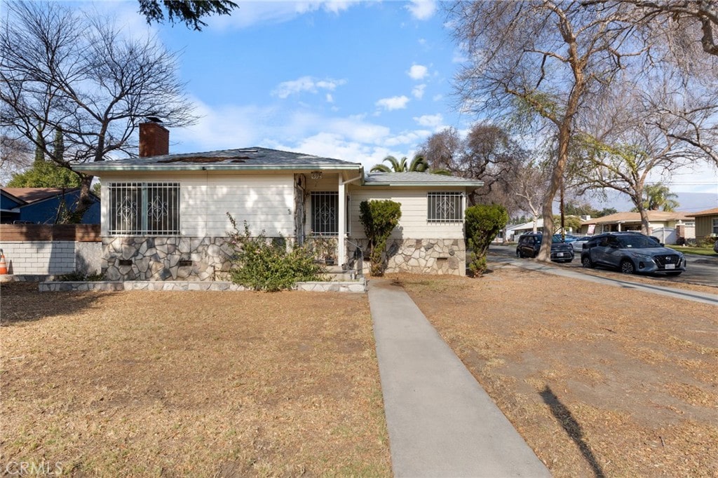 view of front facade with a front lawn