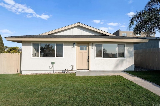 view of front of property with a front lawn