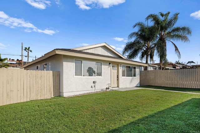 view of front facade featuring a front yard