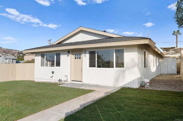 bungalow featuring a front lawn