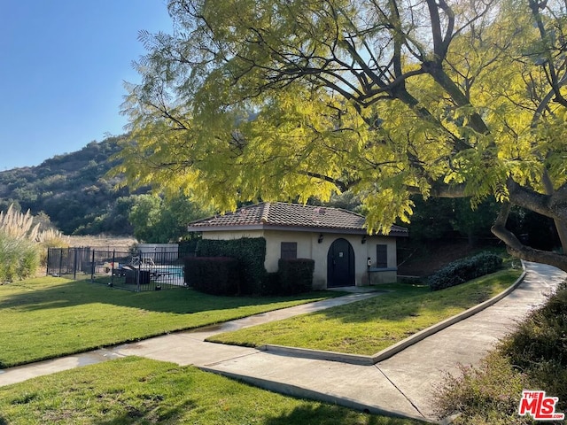 view of front of home featuring a front lawn