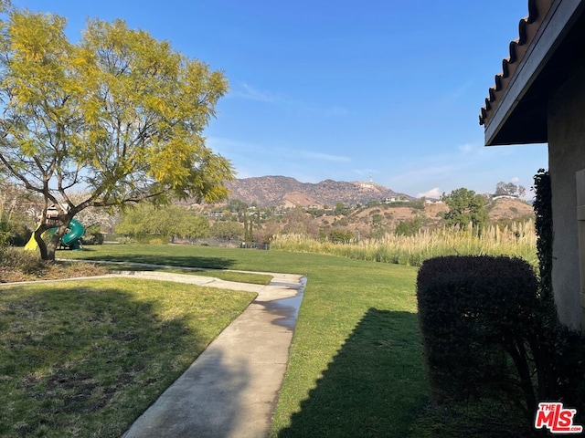 view of yard with a mountain view