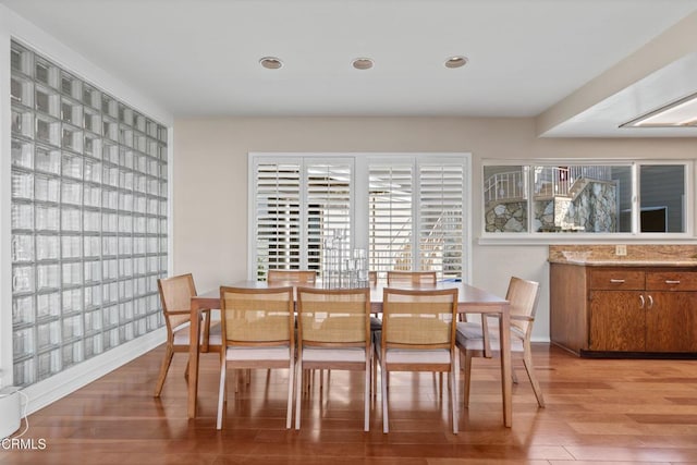 dining area featuring recessed lighting, light wood-style floors, and baseboards