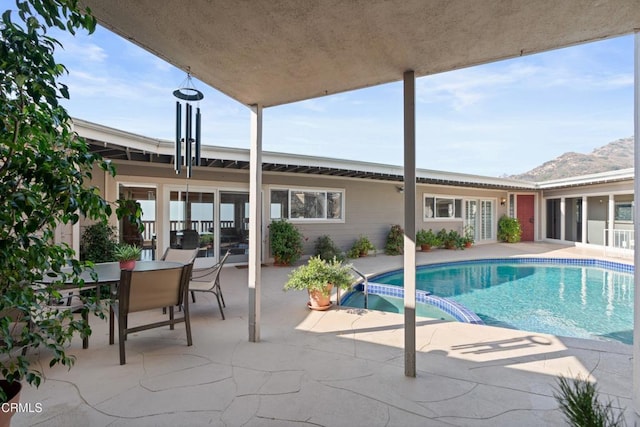 view of pool featuring a patio area, a pool with connected hot tub, and outdoor dining area