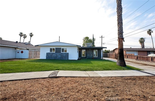 single story home featuring a front yard